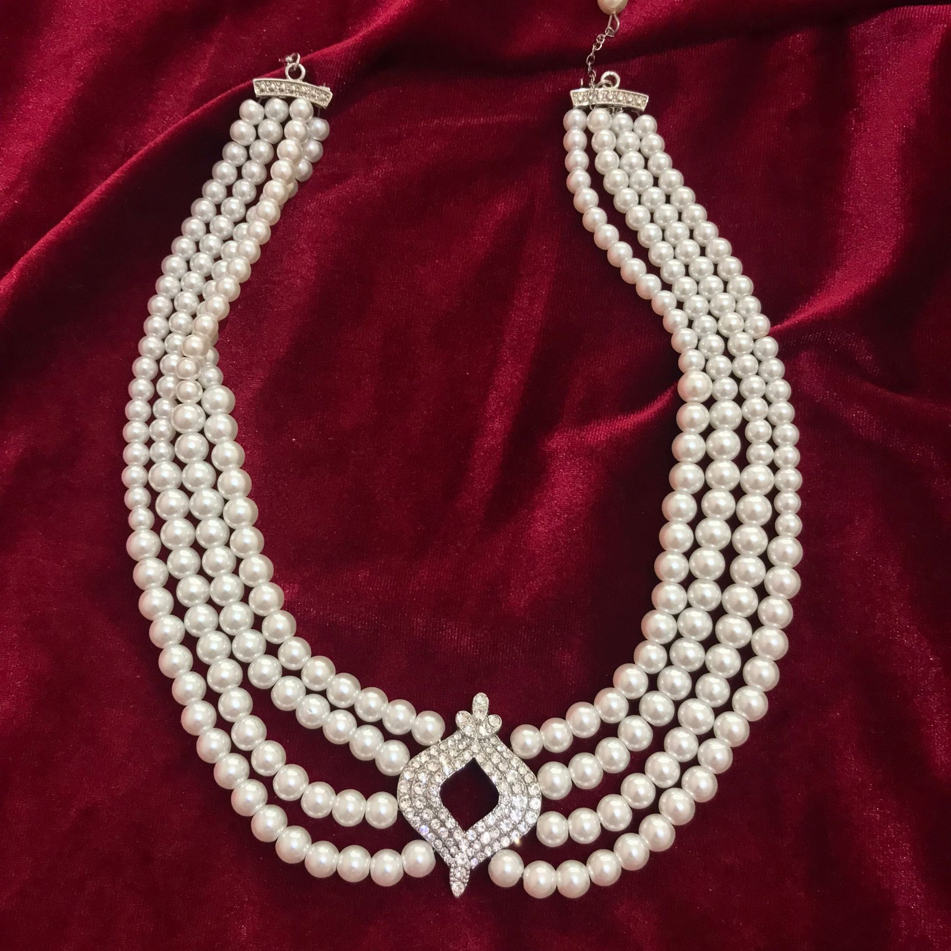 Kate Middleton - Queen Elizabeth II Pearl Choker