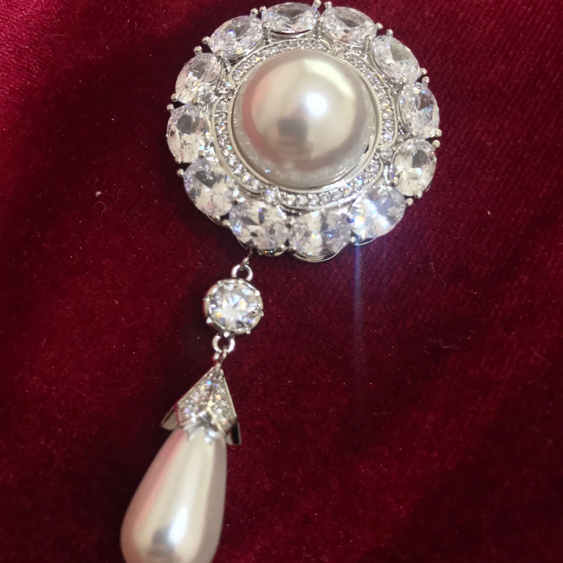 HM Queen Elizabeth II’s Pearl Cambridge Royal Brooch Luxury Ultra-Reflective 5A CZ Simulated Diamonds & Excellent Craftmanship Crown Jewels