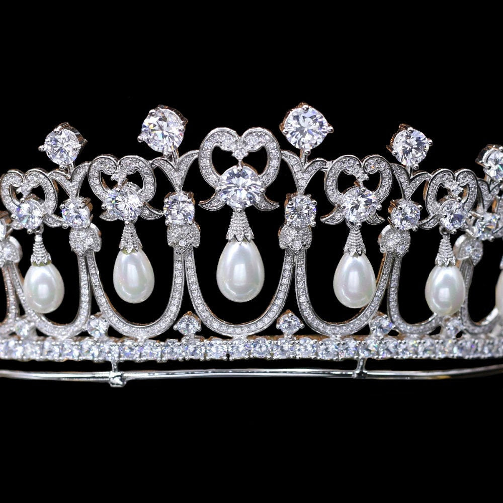 Queen Mary's Lover's Knot Tiara - Queen Elizabeth II - Kate Middleton - Diana Spencer Royal Bridal Tiara Wedding Headpiece