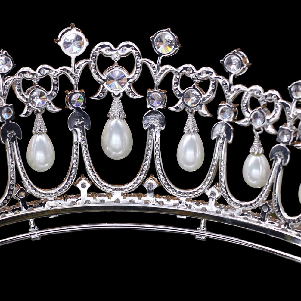 Queen Mary's Lover's Knot Tiara - Queen Elizabeth II - Kate Middleton - Diana Spencer Royal Bridal Tiara Wedding Headpiece