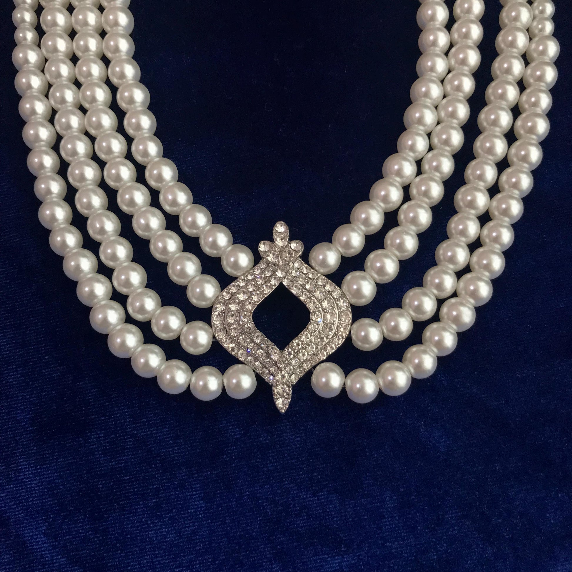 Kate Middleton - Queen Elizabeth II Pearl Choker