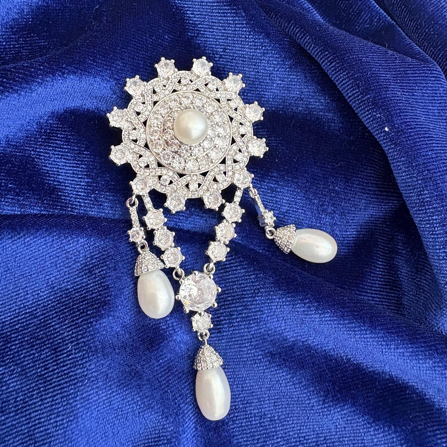 queen elizabeth ii brooch, royal brooches,