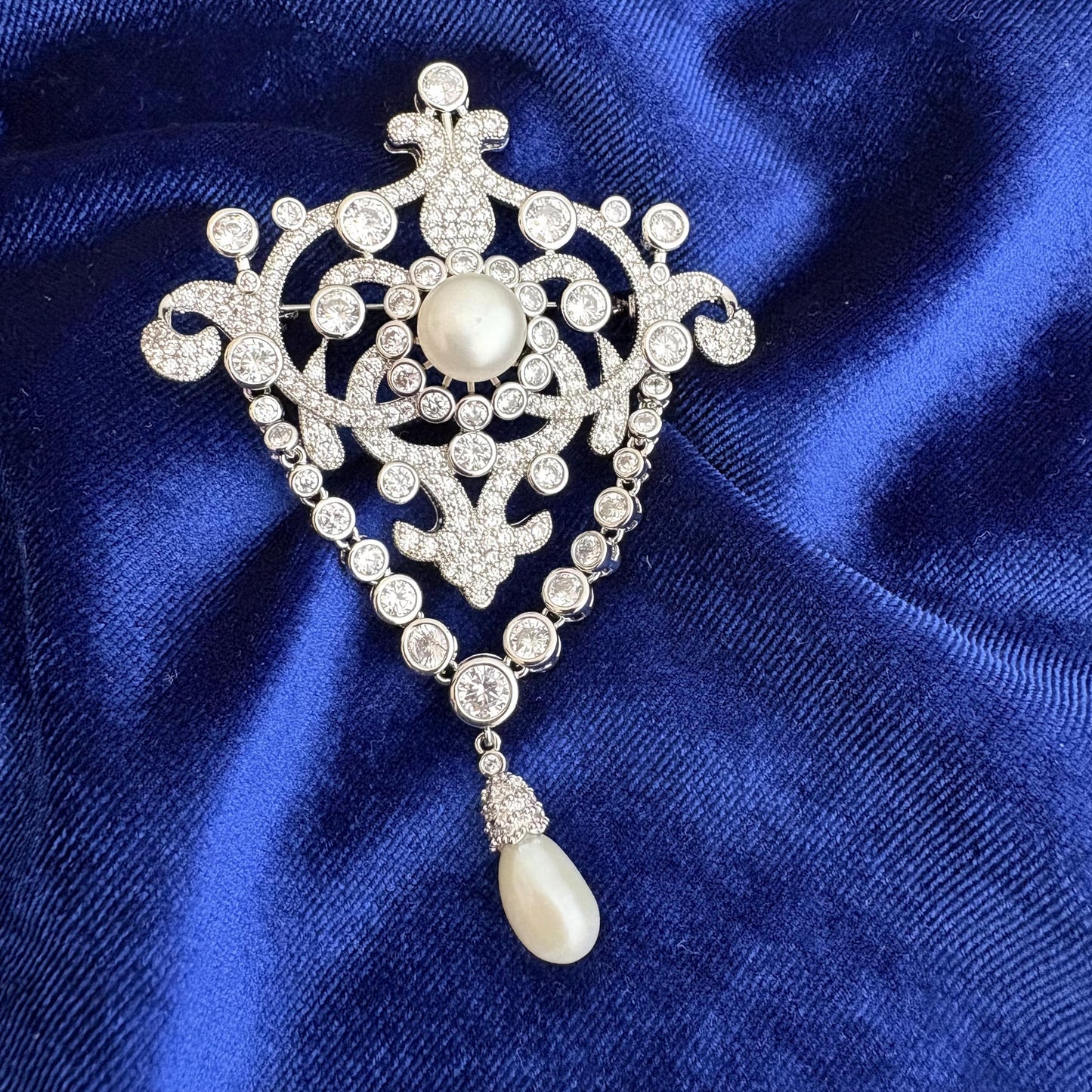Queen Victoria Golden Jubilee Royal Dangling Drop Freshwater Pearl Brooch Silver 5A Cubic Zirconia Diamond Classic Pin Queen Elizabeth II