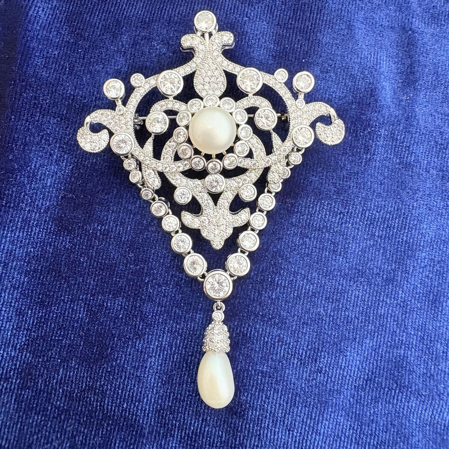 Queen Victoria Golden Jubilee Royal Dangling Drop Freshwater Pearl Brooch Silver 5A Cubic Zirconia Diamond Classic Pin Queen Elizabeth II