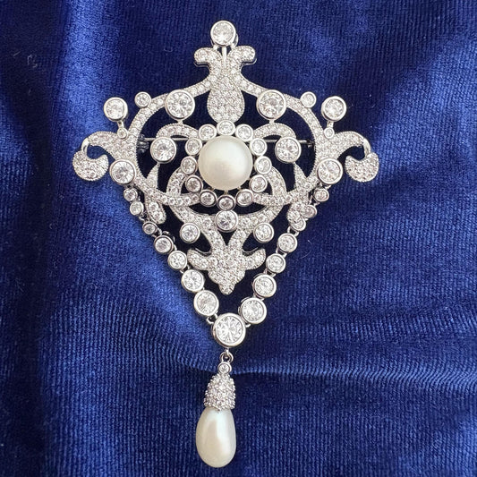 Classical Royal Style Dangling Drop Freshwater Pearl Brooch Silver 5A Cubic Zirconia Diamond Classic Pin High Jewelry Luxury Design