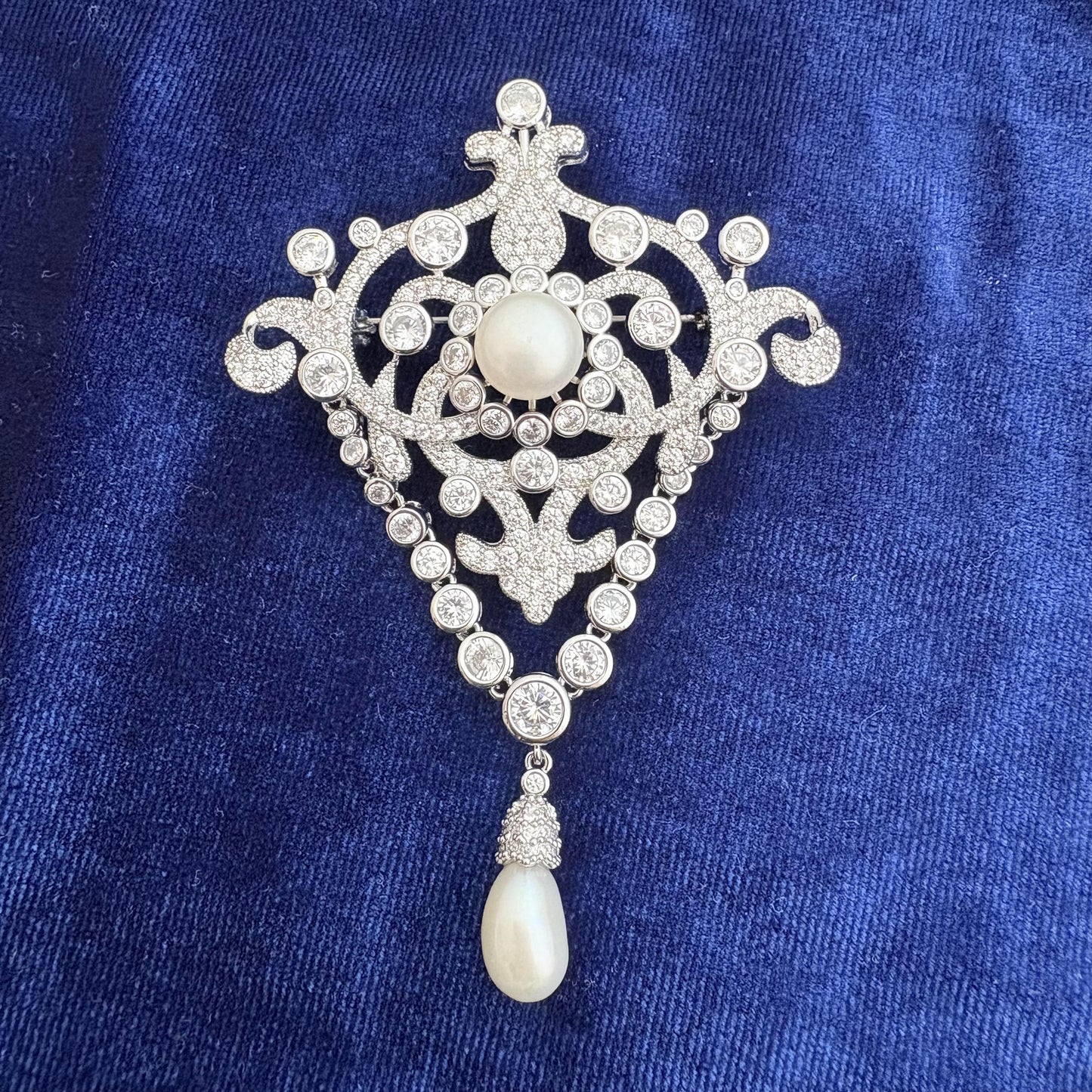 Queen Victoria Golden Jubilee Royal Dangling Drop Freshwater Pearl Brooch Silver 5A Cubic Zirconia Diamond Classic Pin Queen Elizabeth II
