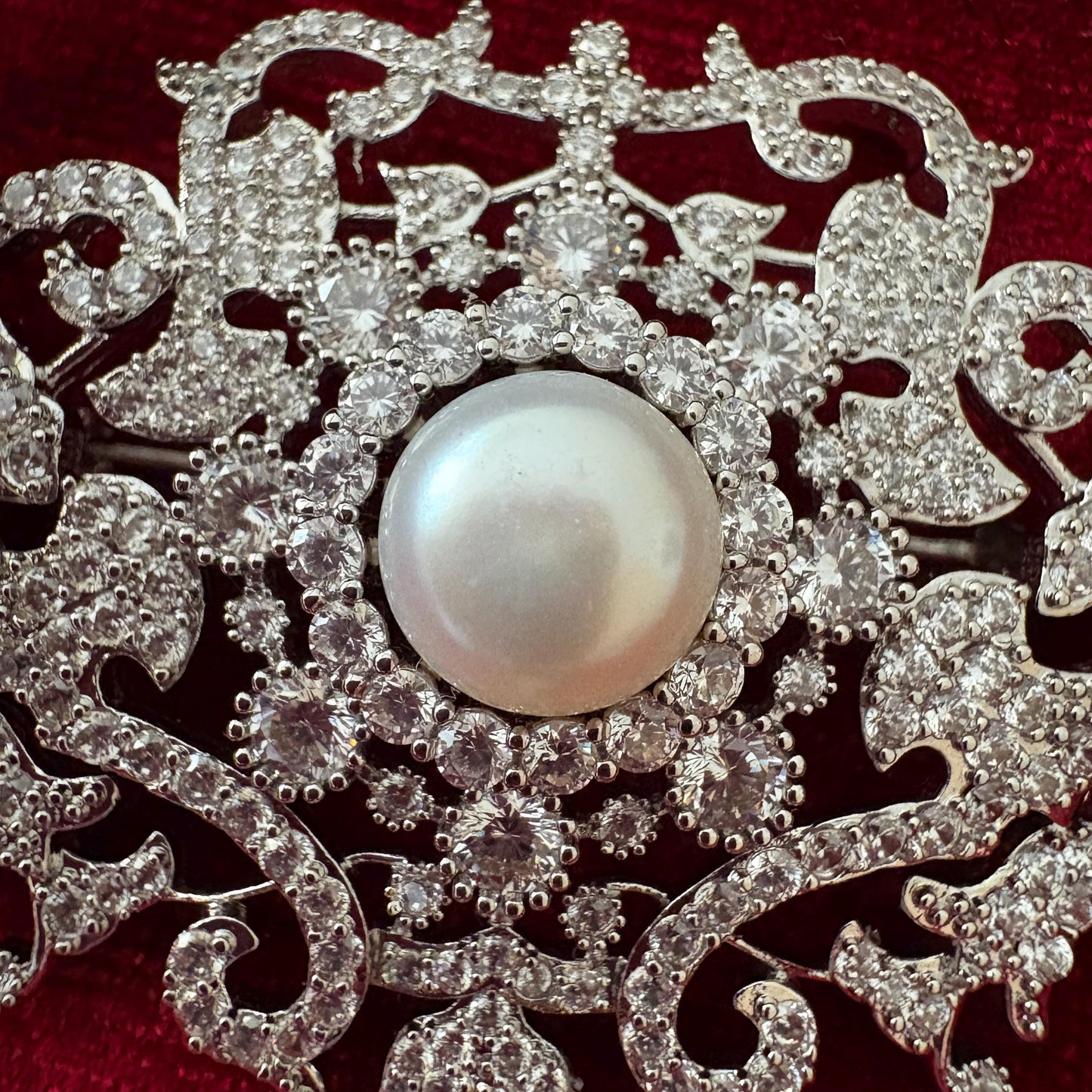 Dangling Drop Tear Pearl Victorian Brooch Vintage Style Scroll Open Work Statement Baroque Cubic Zirconia American Diamond Luxury Pin