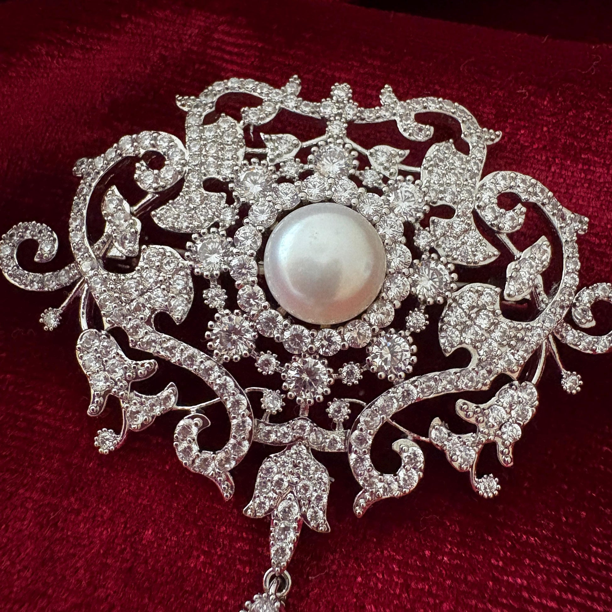 Dangling Drop Tear Pearl Victorian Brooch Vintage Style Scroll Open Work Statement Baroque Cubic Zirconia American Diamond Luxury Pin