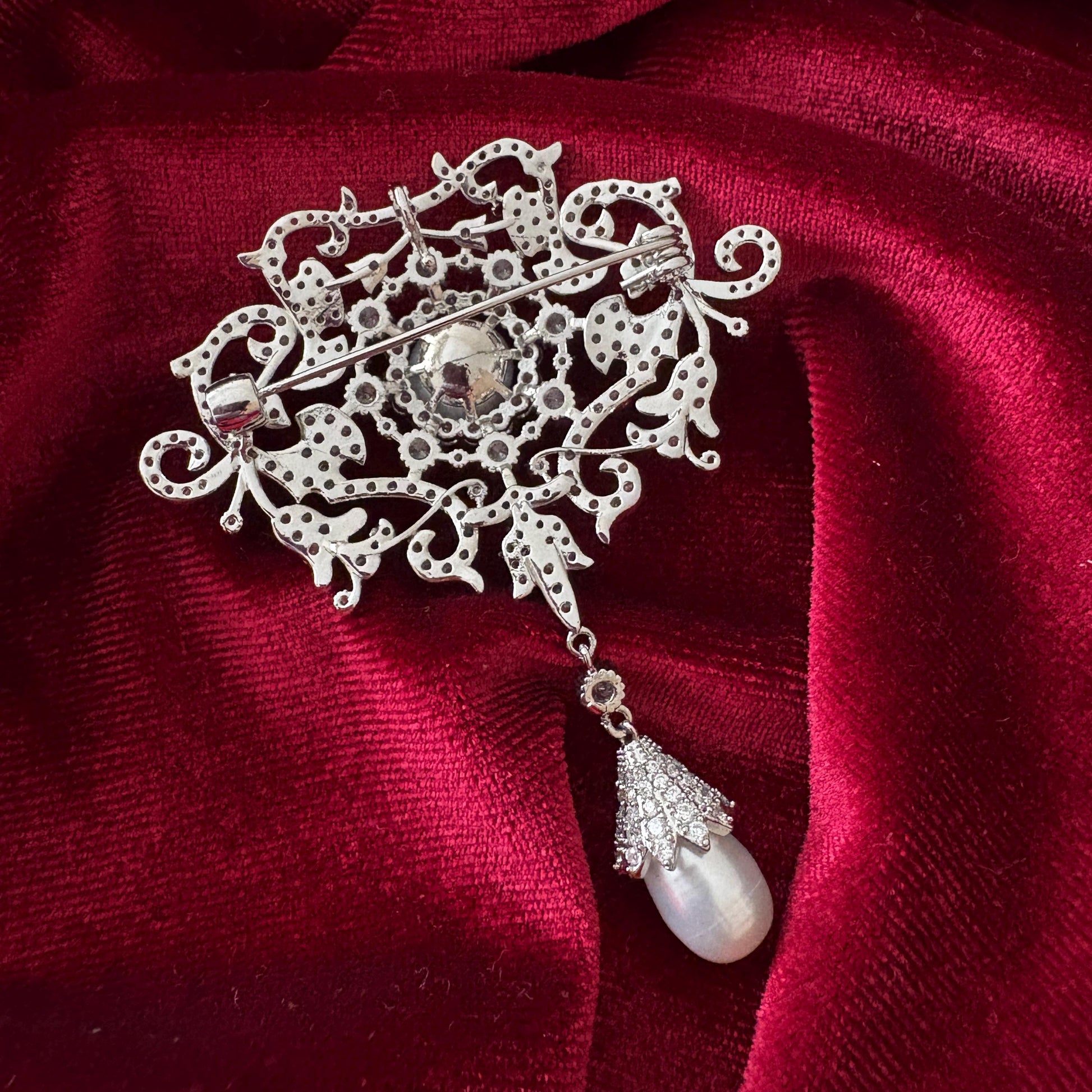 Dangling Drop Tear Pearl Victorian Brooch Vintage Style Scroll Open Work Statement Baroque Cubic Zirconia American Diamond Luxury Pin