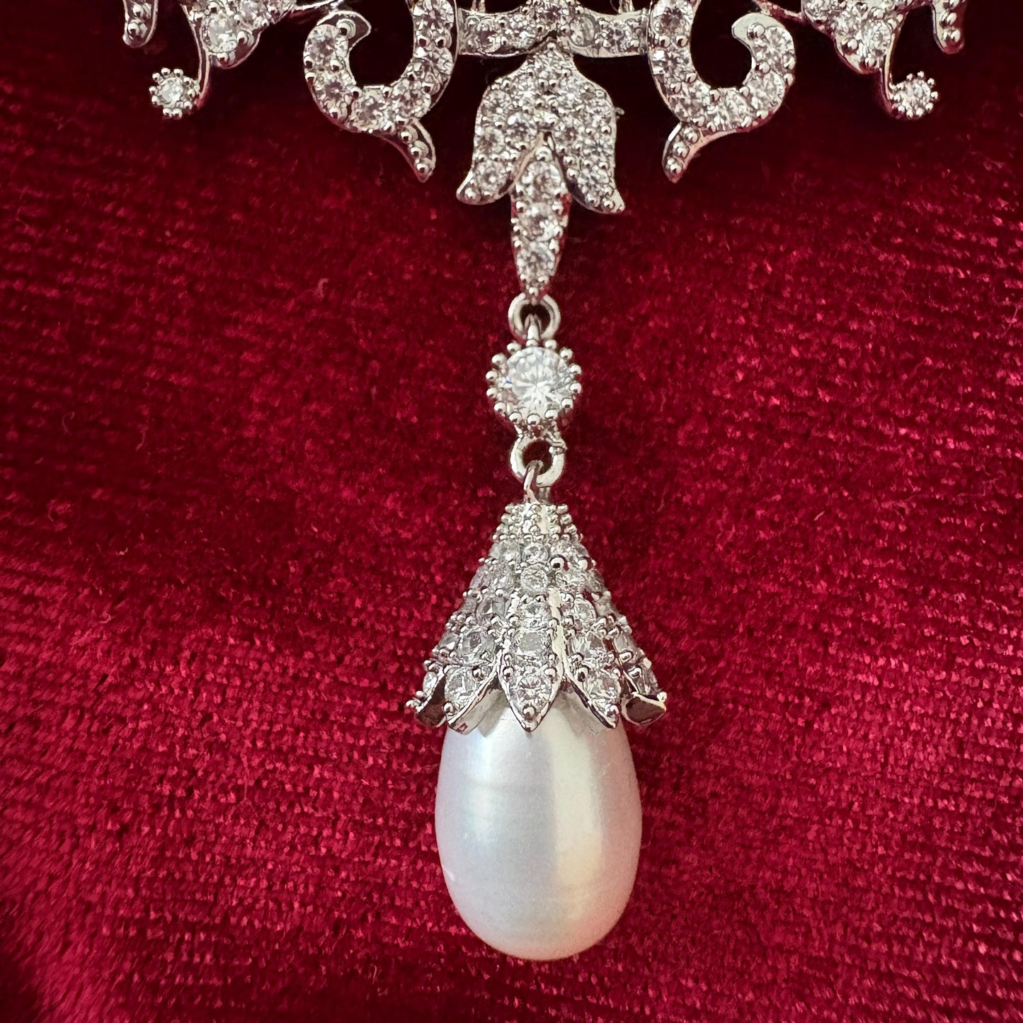 Dangling Drop Tear Pearl Victorian Brooch Vintage Style Scroll Open Work Statement Baroque Cubic Zirconia American Diamond Luxury Pin