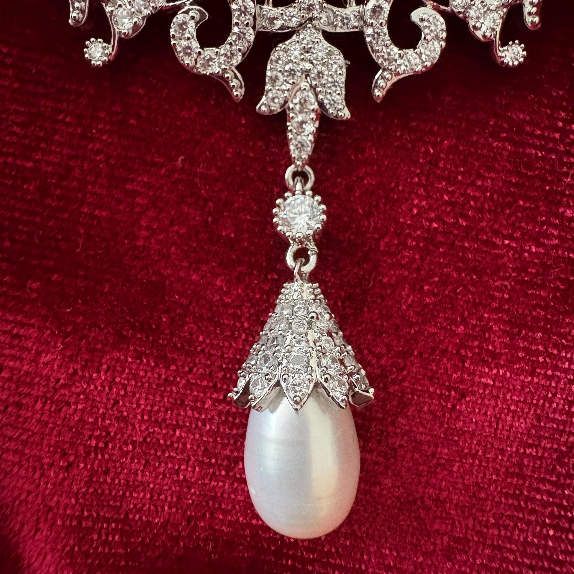 Dangling Drop Tear Pearl Victorian Brooch Vintage Style Scroll Open Work Statement Baroque Cubic Zirconia American Diamond Luxury Pin
