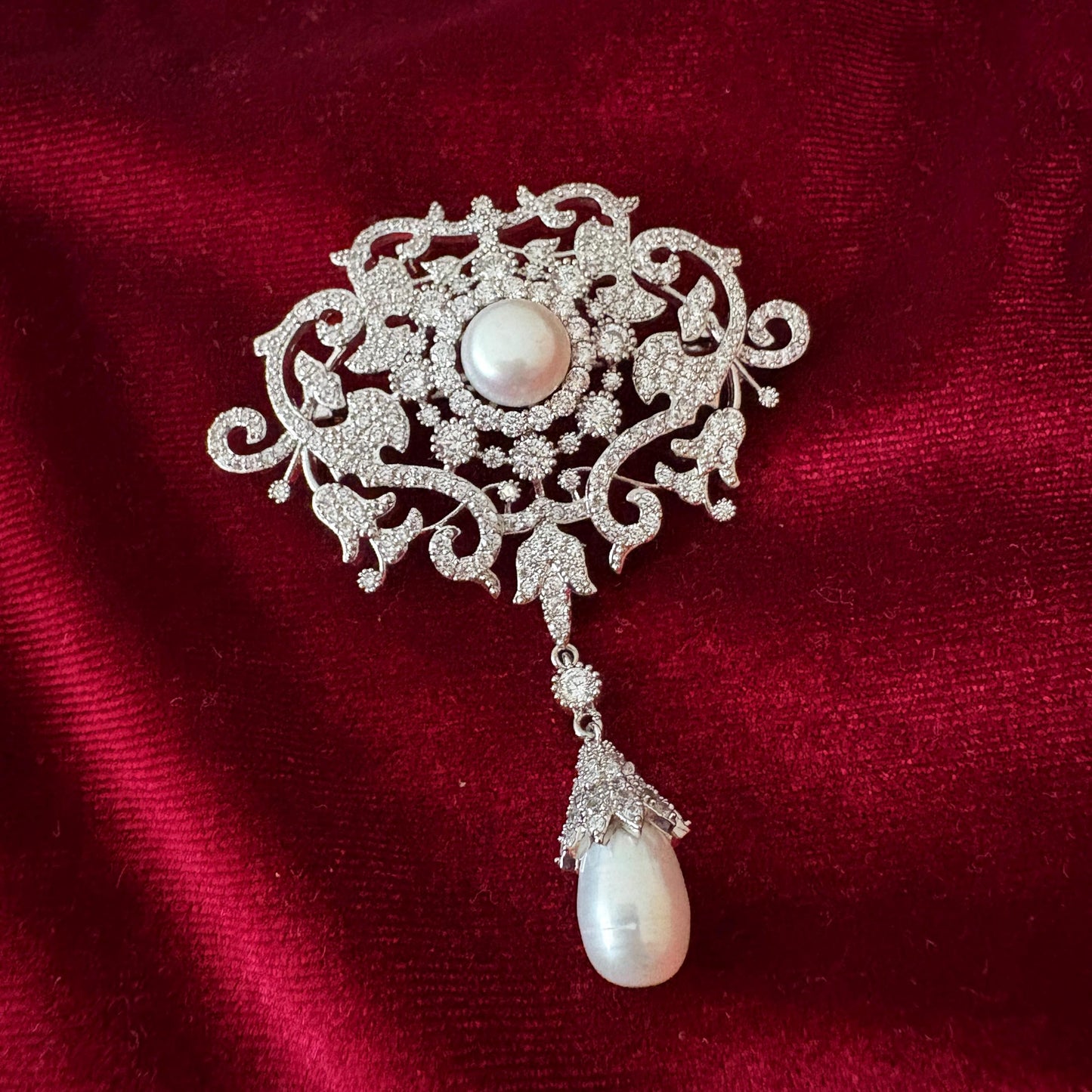 Dangling Drop Tear Pearl Victorian Brooch Vintage Style Scroll Open Work Statement Baroque Cubic Zirconia American Diamond Luxury Pin