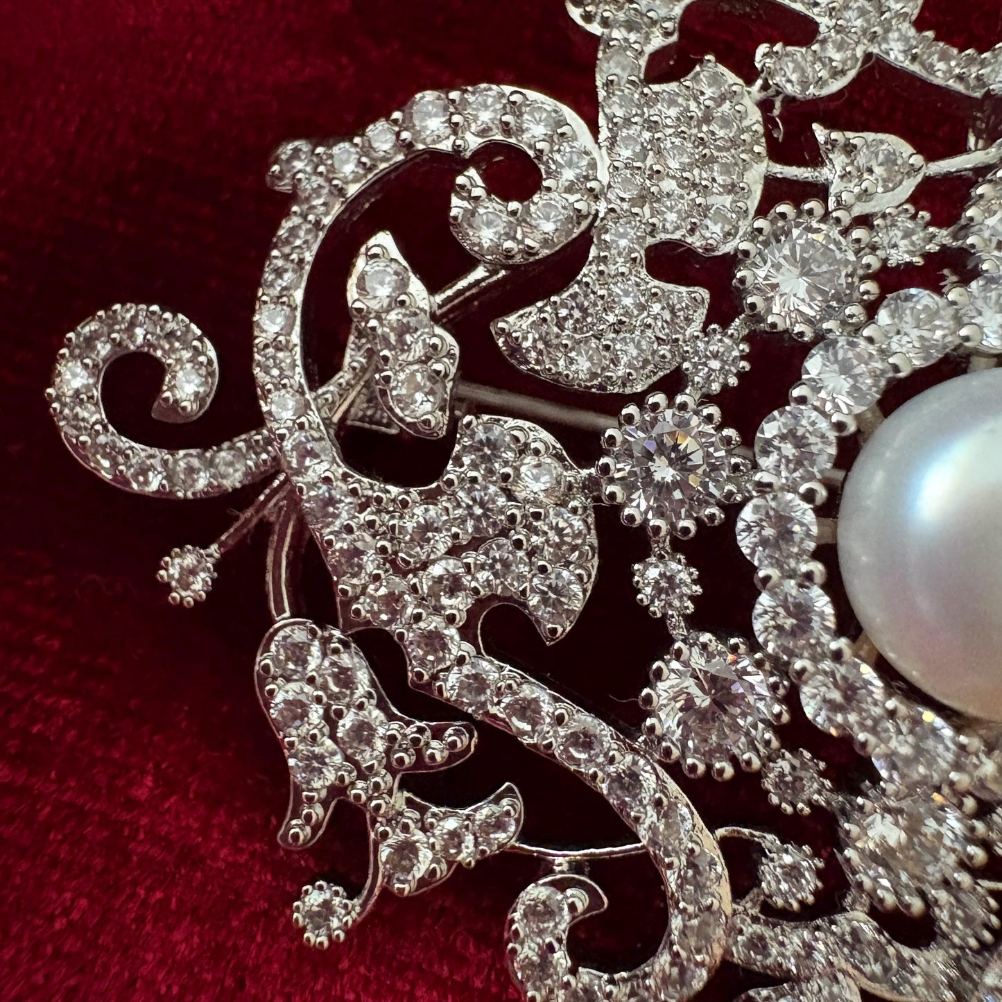 Dangling Drop Tear Pearl Victorian Brooch Vintage Style Scroll Open Work Statement Baroque Cubic Zirconia American Diamond Luxury Pin