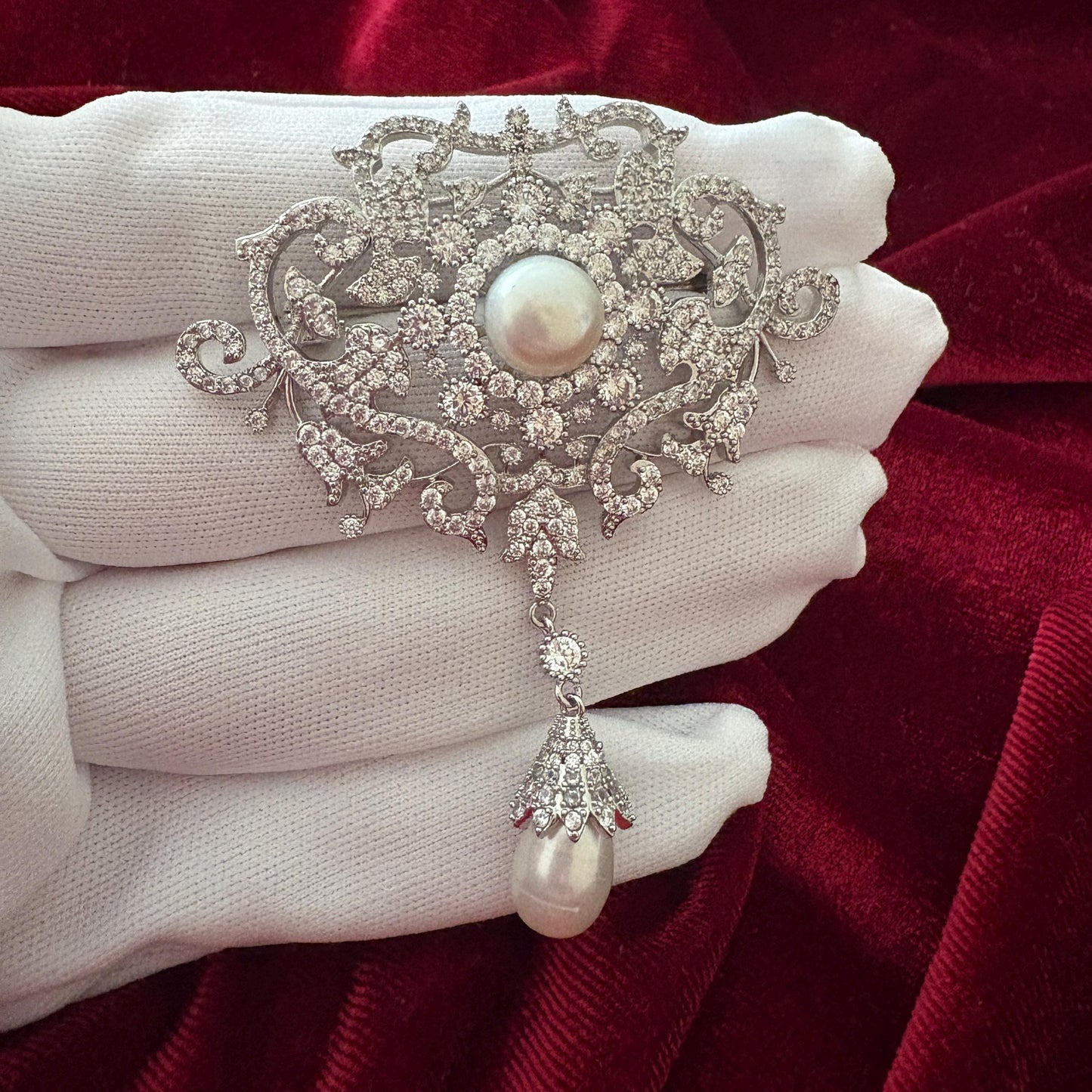 Dangling Drop Tear Pearl Victorian Brooch Vintage Style Scroll Open Work Statement Baroque Cubic Zirconia American Diamond Luxury Pin