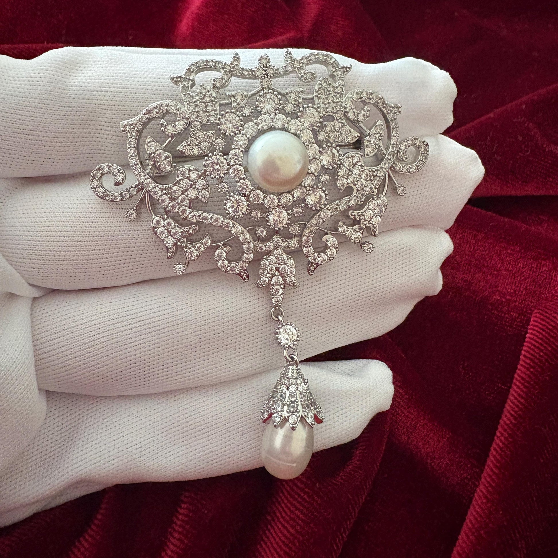 Dangling Drop Tear Pearl Victorian Brooch Vintage Style Scroll Open Work Statement Baroque Cubic Zirconia American Diamond Luxury Pin
