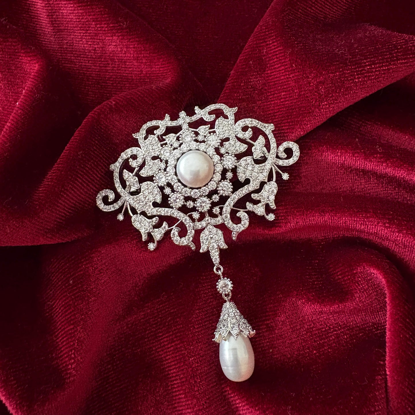 Dangling Drop Tear Pearl Victorian Brooch Vintage Style Scroll Open Work Statement Baroque Cubic Zirconia American Diamond Luxury Pin