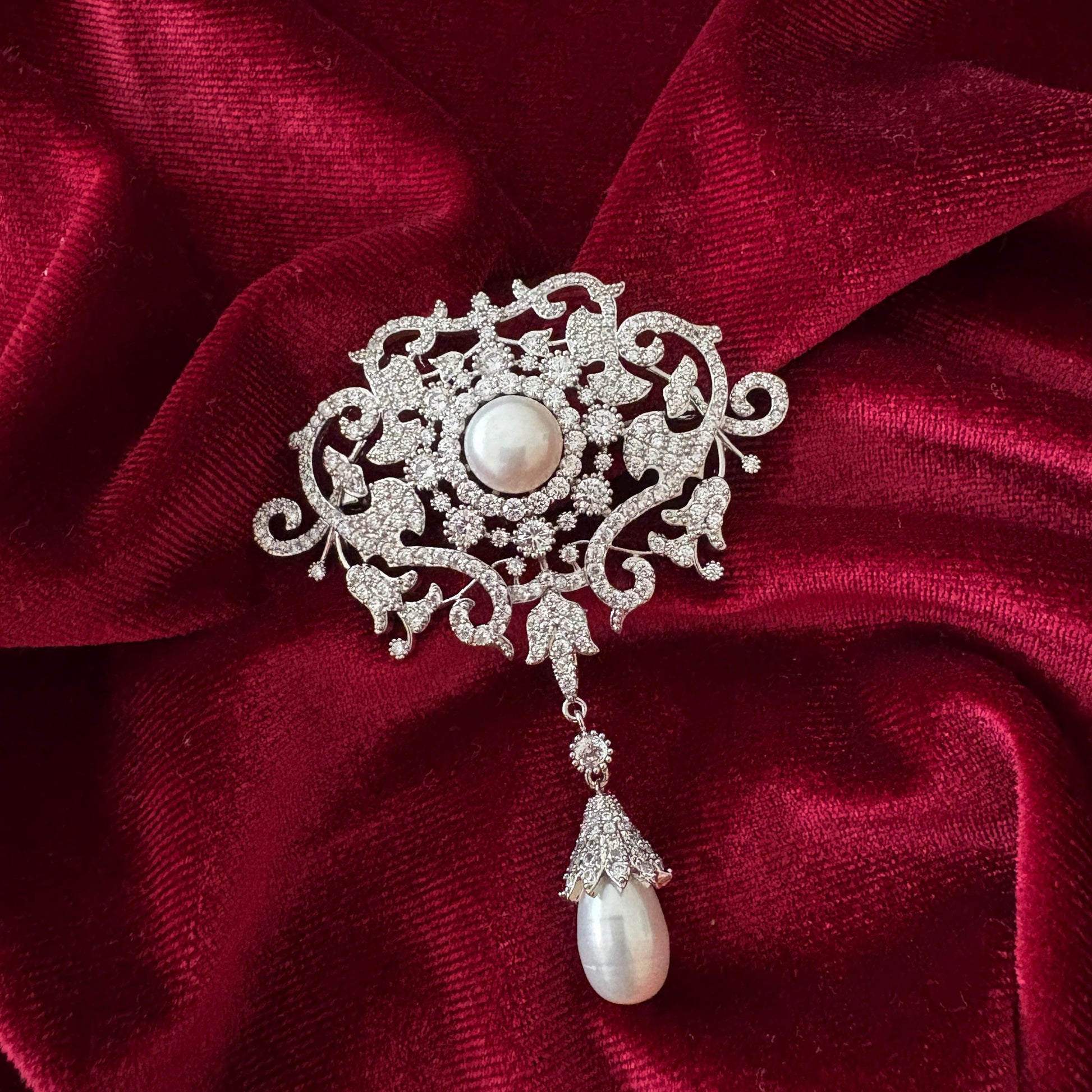 Dangling Drop Tear Pearl Victorian Brooch Vintage Style Scroll Open Work Statement Baroque Cubic Zirconia American Diamond Luxury Pin
