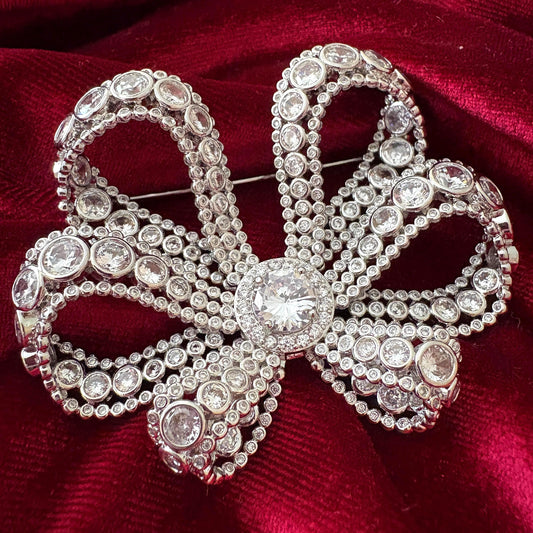 Sparkly Ribbon Bow Brooch CZ Diamond Statement Halo Center Brilliant Crystal Silver White Gold Plated Vintage Style Pavé Details Bridal Pin