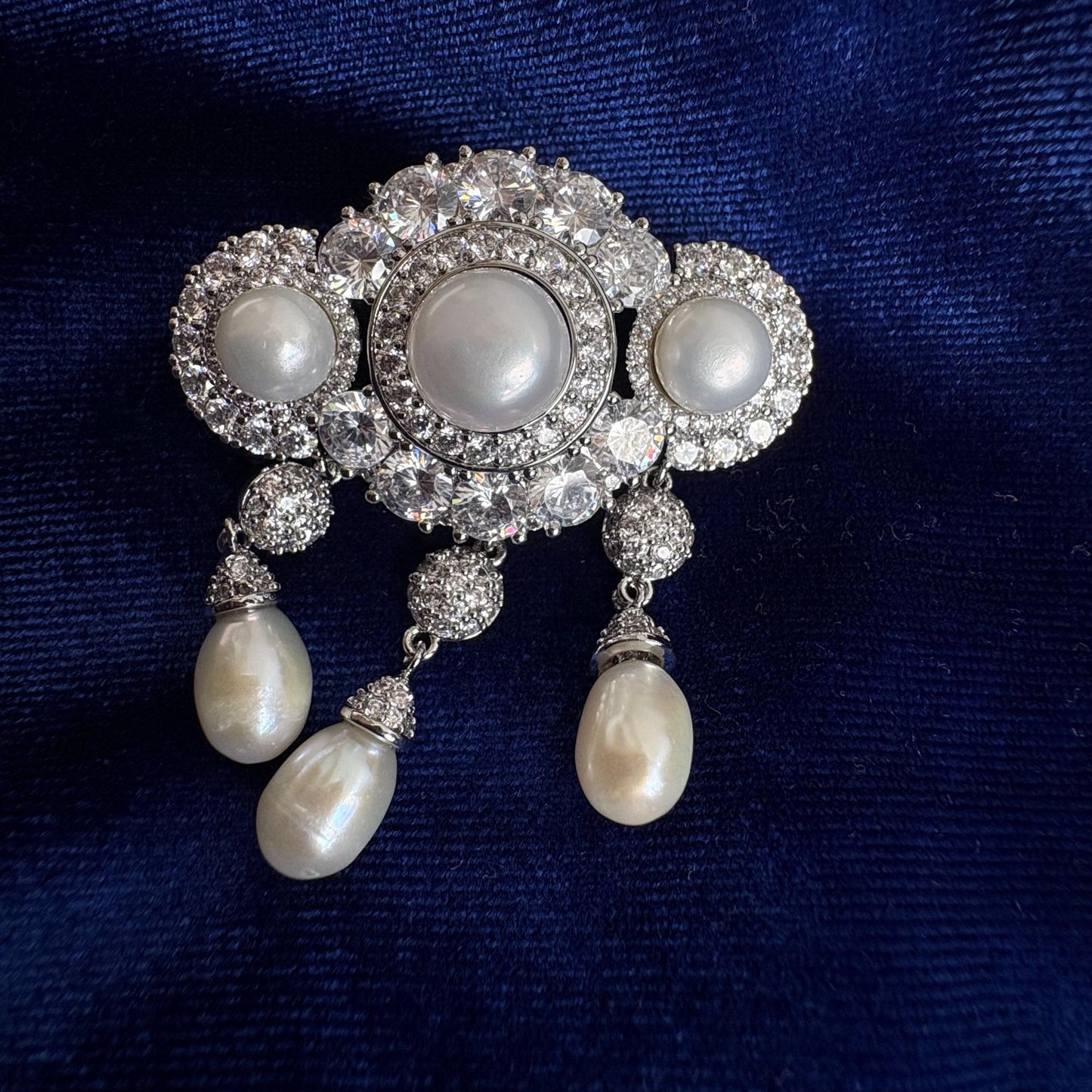 Baroque Freshwater Pearl Drop Dangle Brooch Victorian Classic Style pavé-set 5A CZ American Diamond Bridal Pin Wedding Brooch for Brides