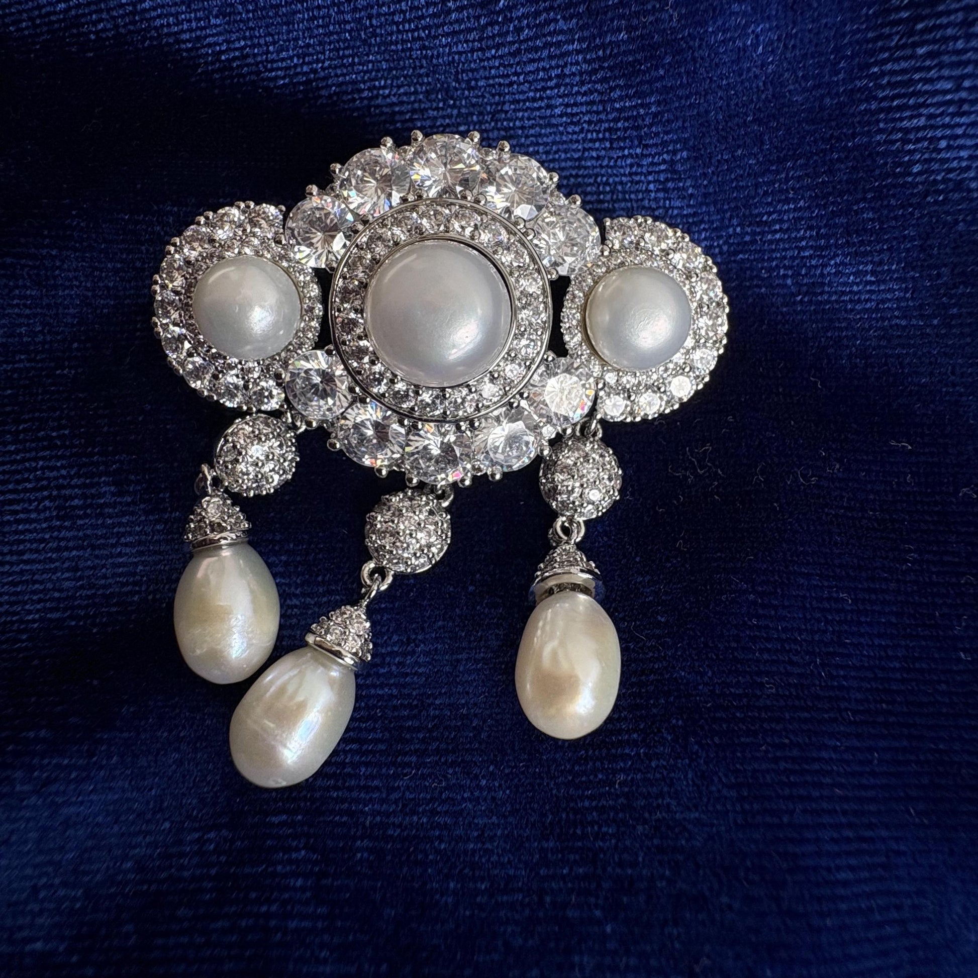 Baroque Freshwater Pearl Drop Dangle Brooch Victorian Classic Style pavé-set 5A CZ American Diamond Bridal Pin Wedding Brooch for Brides