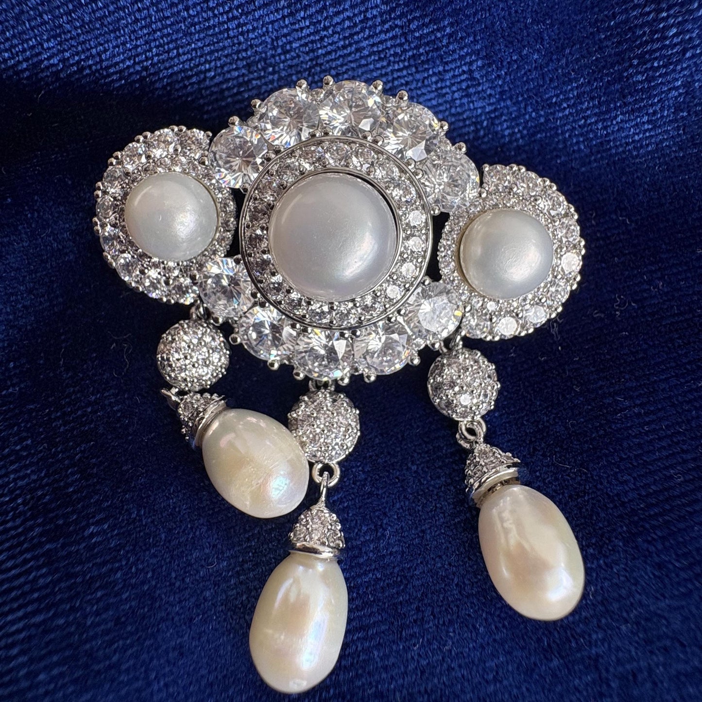 Baroque Freshwater Pearl Drop Dangle Brooch Victorian Classic Style pavé-set 5A CZ American Diamond Bridal Pin Wedding Brooch for Brides