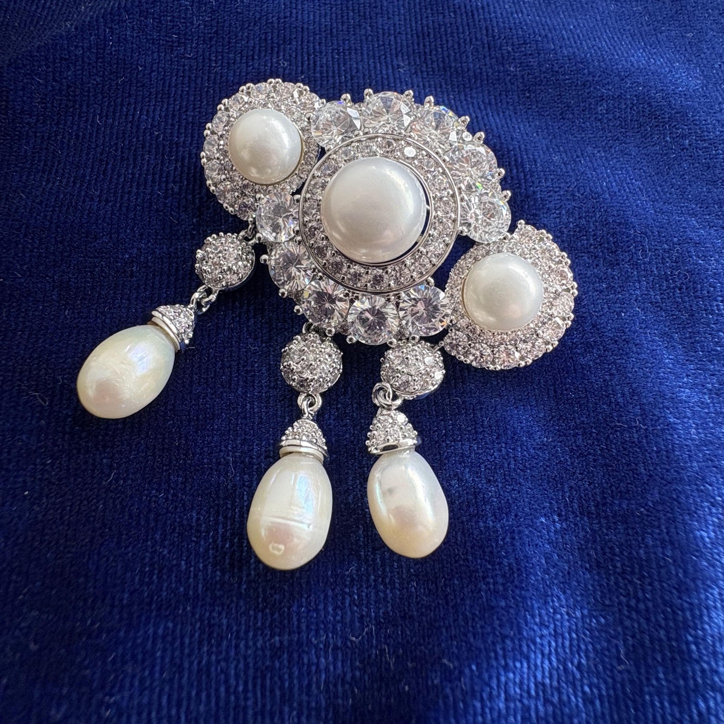 Baroque Freshwater Pearl Drop Dangle Brooch Victorian Classic Style pavé-set 5A CZ American Diamond Bridal Pin Wedding Brooch for Brides