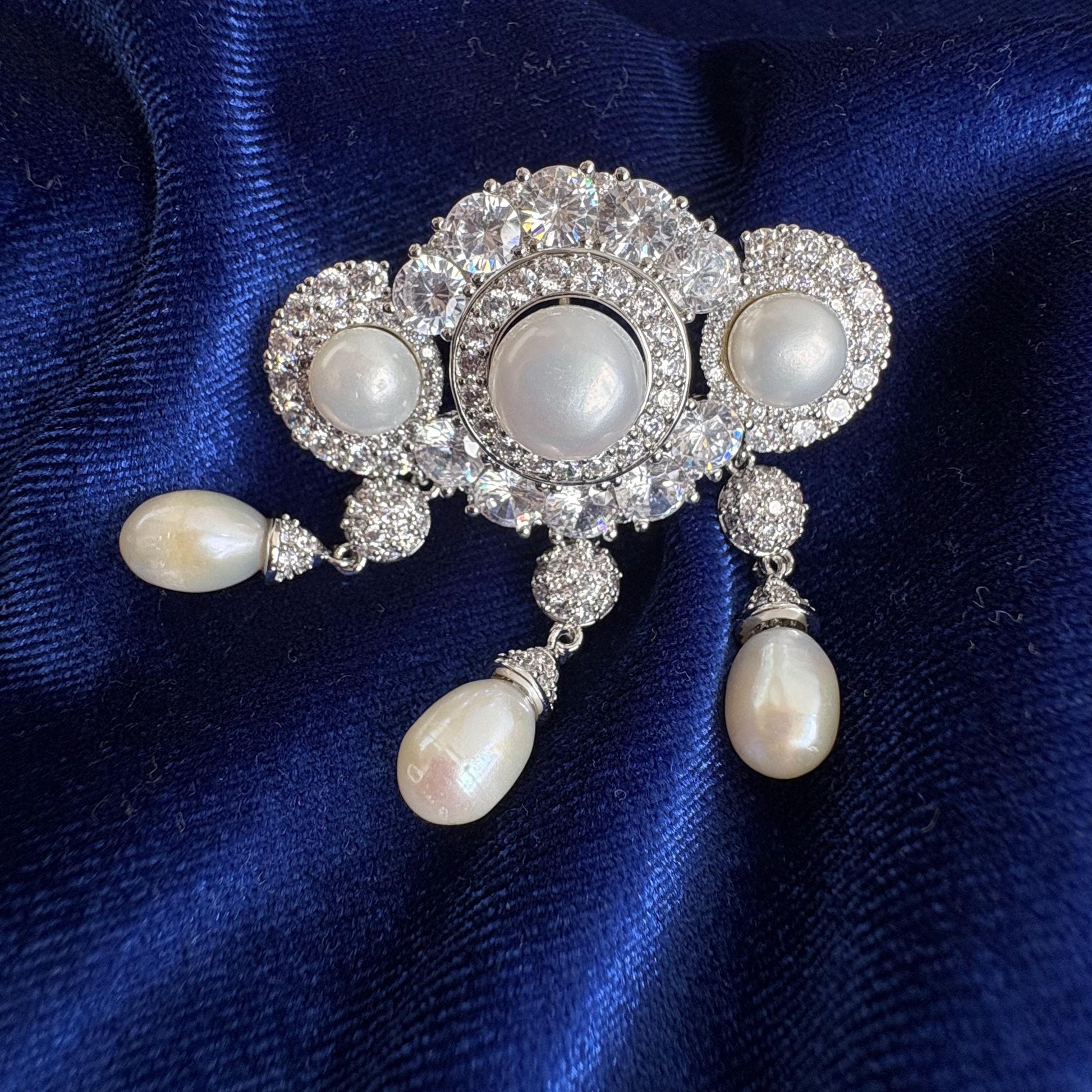Baroque Freshwater Pearl Drop Dangle Brooch Victorian Classic Style pavé-set 5A CZ American Diamond Bridal Pin Wedding Brooch for Brides