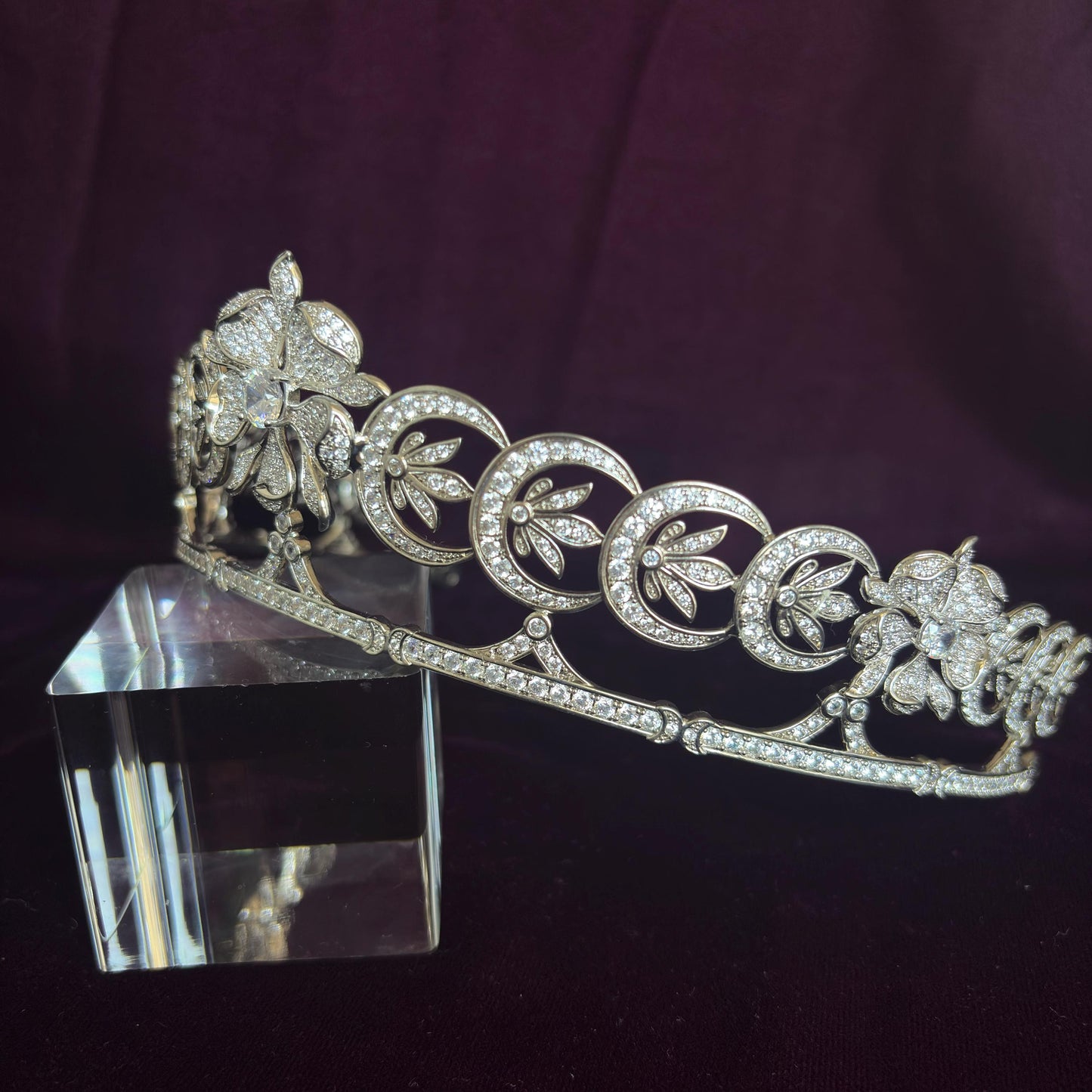 Floral Wedding Crown Antique StyleNeo-Classical Bridal Tiara Wedding Diadem for Bride Natural Garden Weddings Dainty Elegant Looks