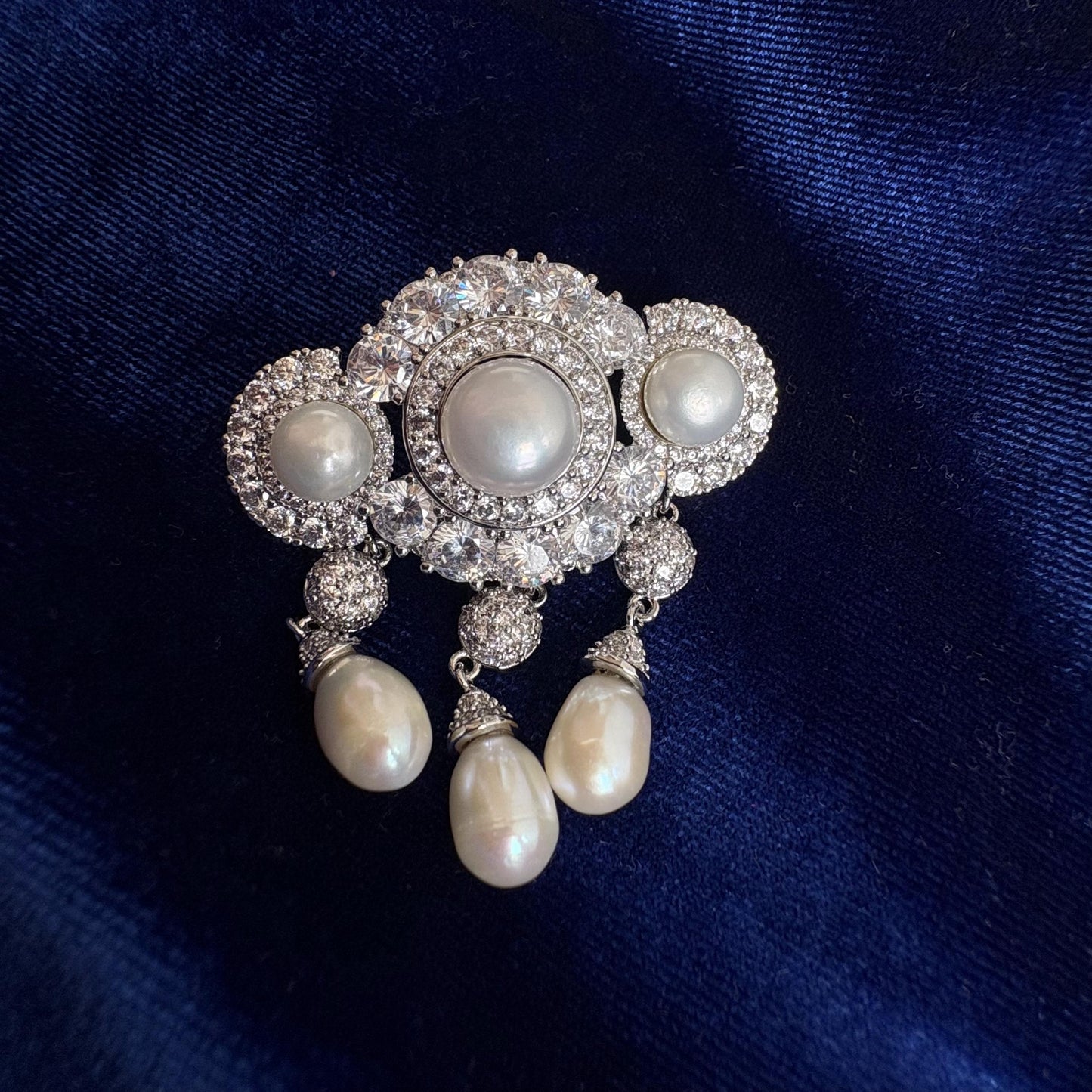 Baroque Freshwater Pearl Drop Dangle Brooch Victorian Classic Style pavé-set 5A CZ American Diamond Bridal Pin Wedding Brooch for Brides