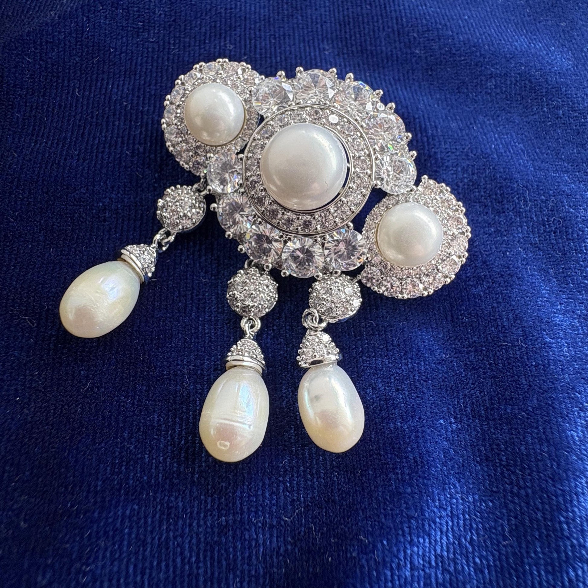 Baroque Freshwater Pearl Drop Dangle Brooch Victorian Classic Style pavé-set 5A CZ American Diamond Bridal Pin Wedding Brooch for Brides