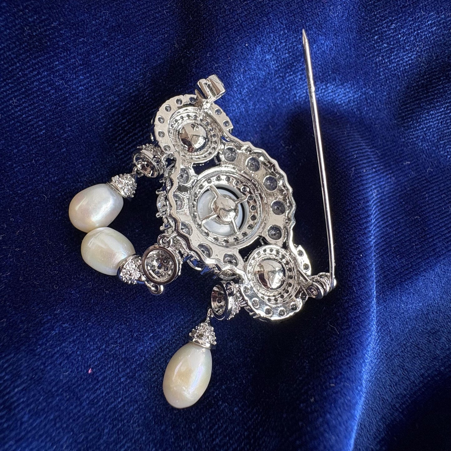 Baroque Freshwater Pearl Drop Dangle Brooch Victorian Classic Style pavé-set 5A CZ American Diamond Bridal Pin Wedding Brooch for Brides