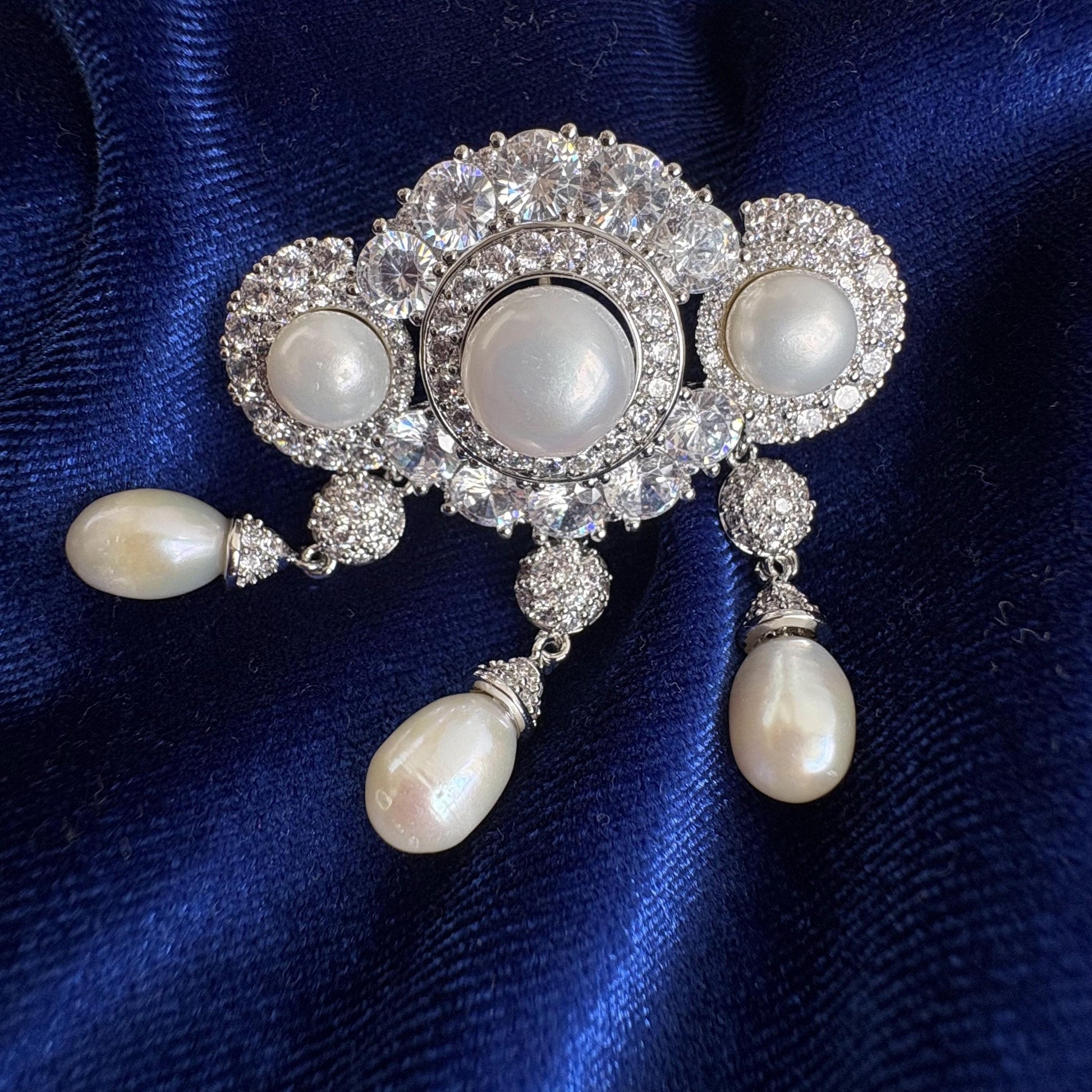 Baroque Freshwater Pearl Drop Dangle Brooch Victorian Classic Style pavé-set 5A CZ American Diamond Bridal Pin Wedding Brooch for Brides
