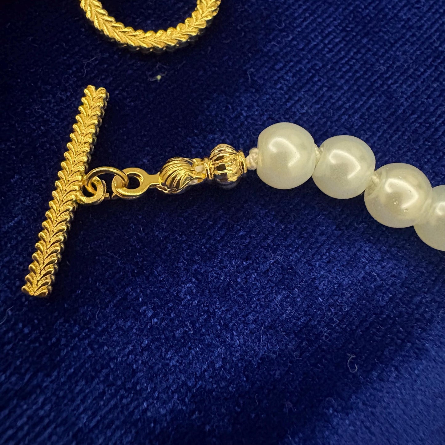 Hand Knotted 24K Gold Plated While Pearl Necklace One Single Strand Luxury T-Closure 100% Mulbery Silk Thread Glass Immation White Pearls