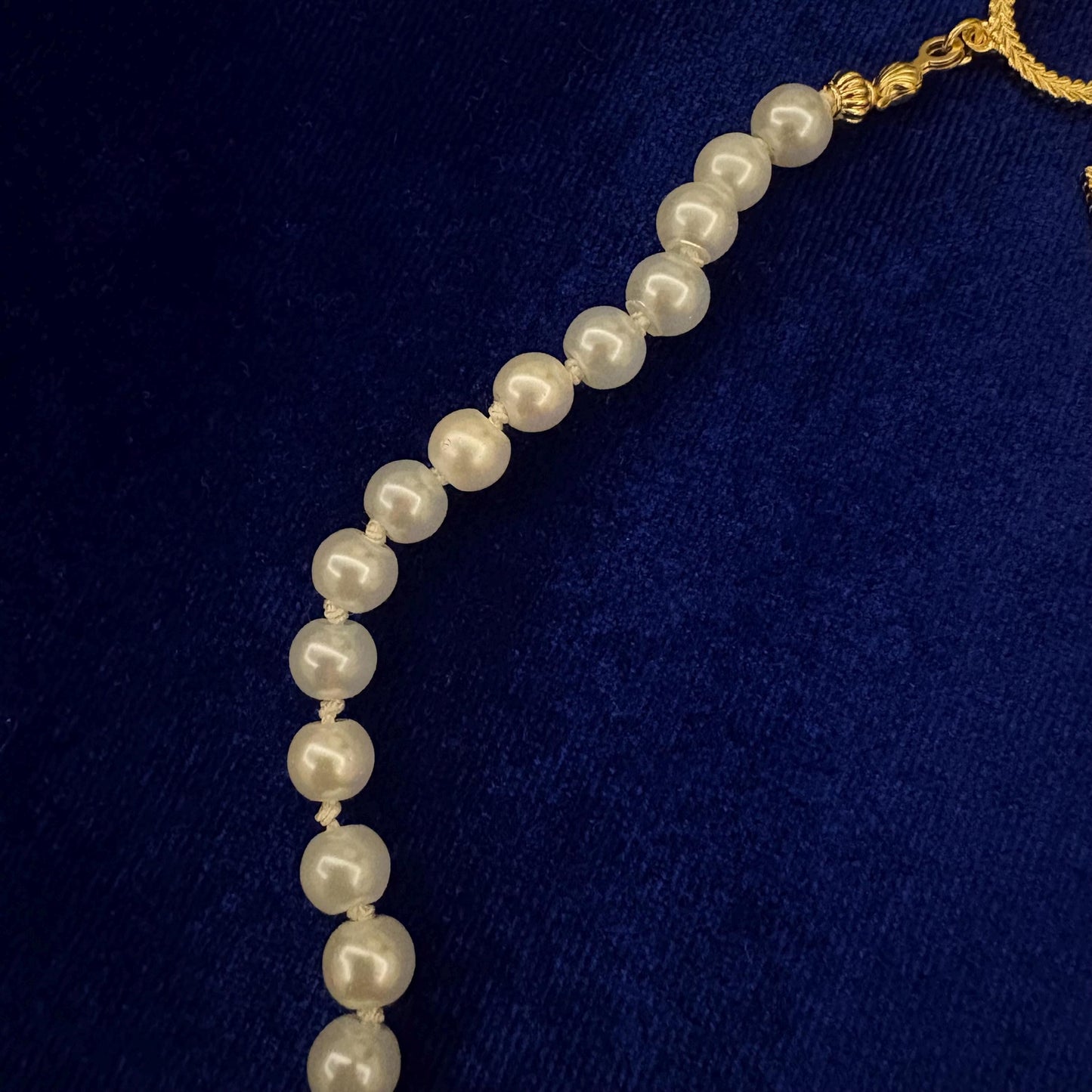 Elegant Daily Wear Dainty White Pearl Necklace with Gold Plated T Claps Hand Knotted Silk Thread Glass White Pearl Necklace Classic Style