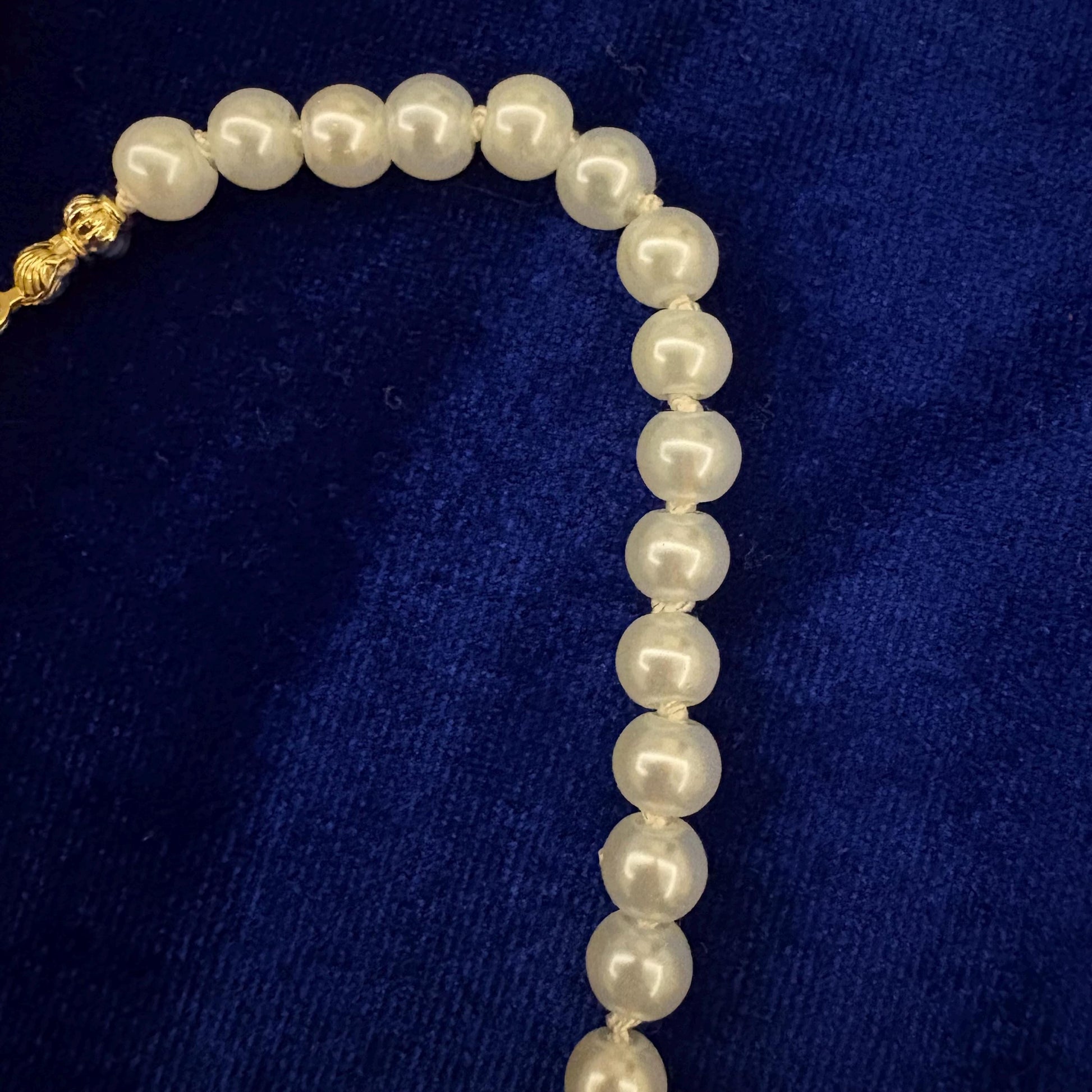 Elegant Daily Wear Dainty White Pearl Necklace with Gold Plated T Claps Hand Knotted Silk Thread Glass White Pearl Necklace Classic Style