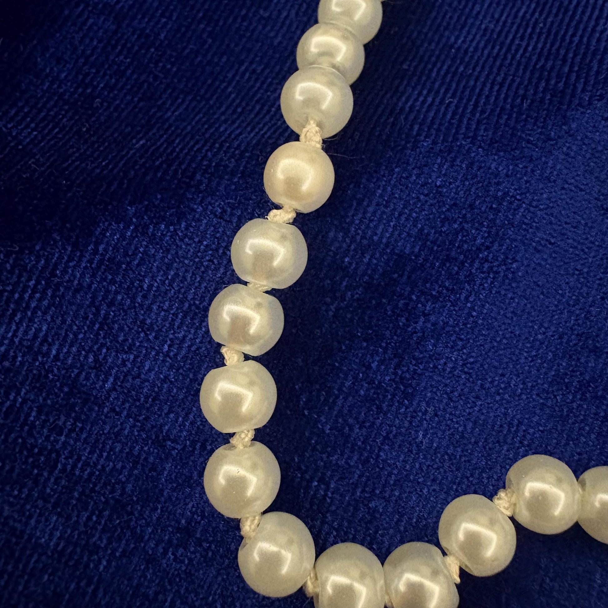 Hand Knotted 24K Gold Plated While Pearl Necklace One Single Strand Luxury T-Closure 100% Mulbery Silk Thread Glass Immation White Pearls