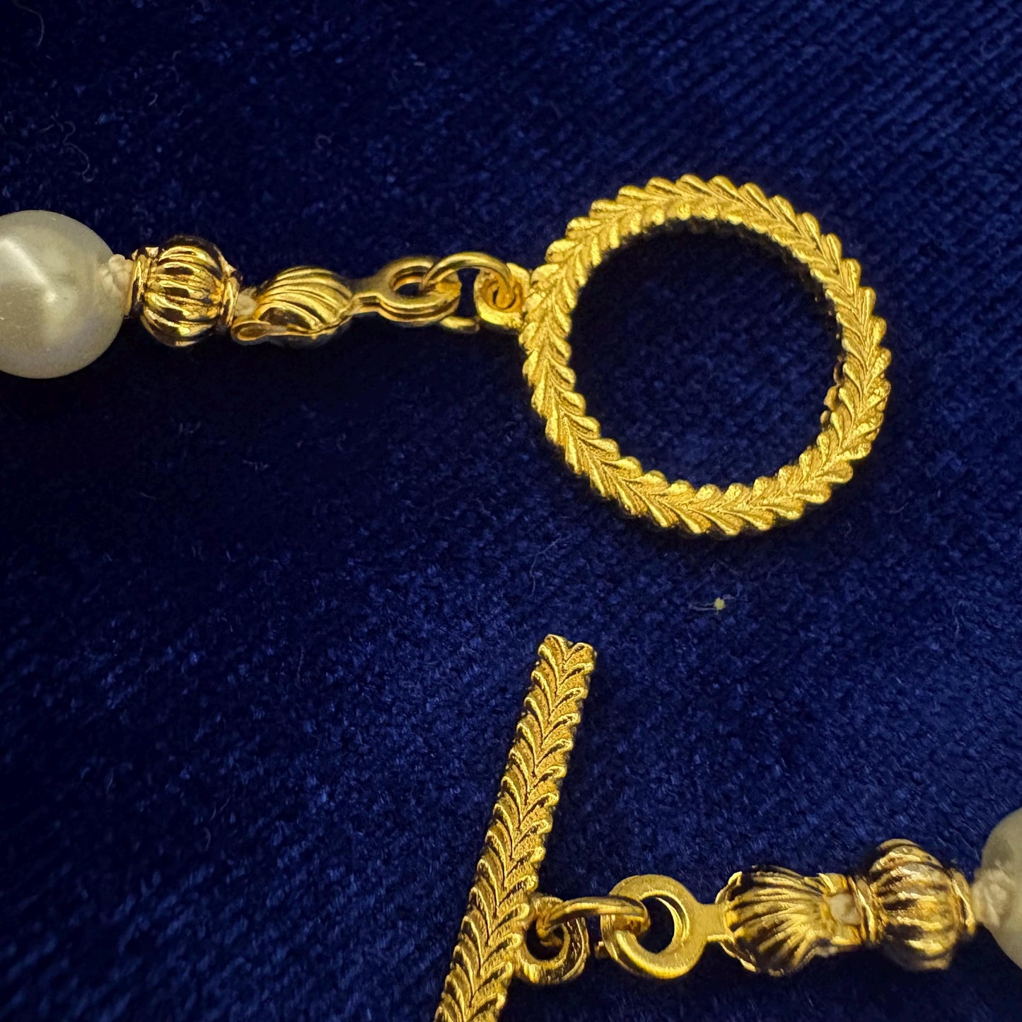 Elegant Daily Wear Dainty White Pearl Necklace with Gold Plated T Claps Hand Knotted Silk Thread Glass White Pearl Necklace Classic Style