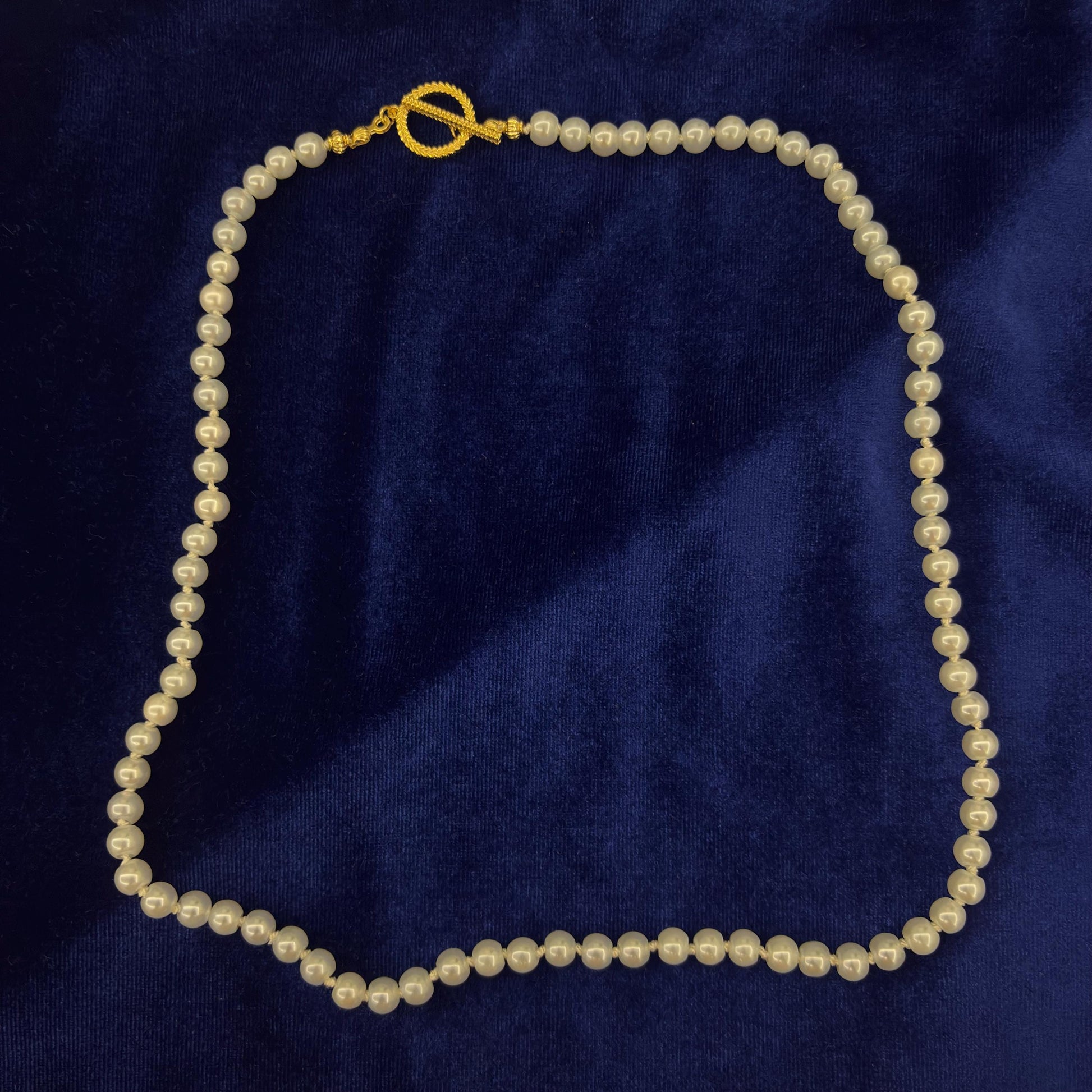Elegant Daily Wear Dainty White Pearl Necklace with Gold Plated T Claps Hand Knotted Silk Thread Glass White Pearl Necklace Classic Style
